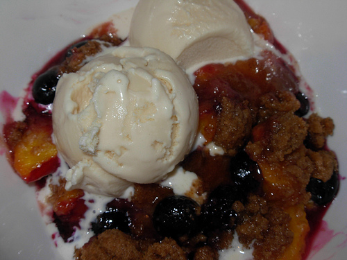 peach and blueberry crumble with ice cream
