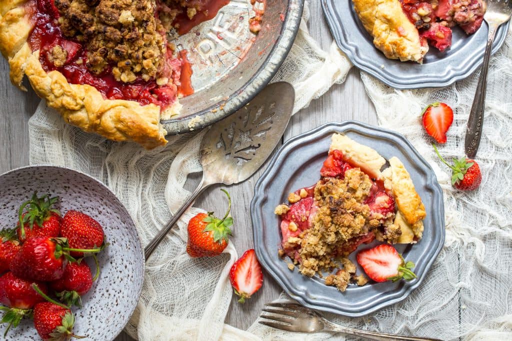 Strawberry Hazelnut Crumb Pie | girlinthelittleredkitchen.com