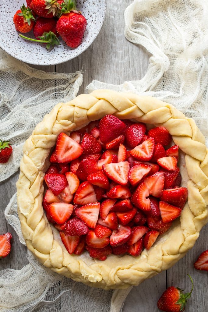 Strawberry Hazelnut Crumb Pie | girlinthelittleredkitchen.com
