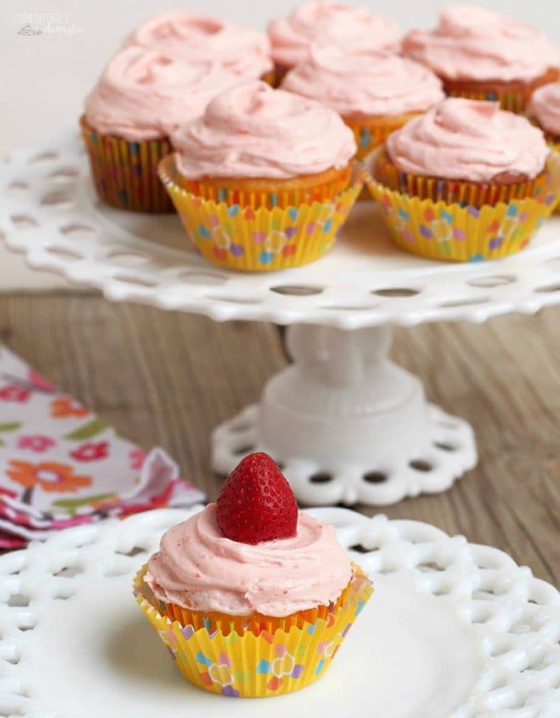 STRAWBERRY LEMONADE CUPCAKES WITH FRESH STRAWBERRY BUTTERCREAM | COMFORTABLY DOMESTIC