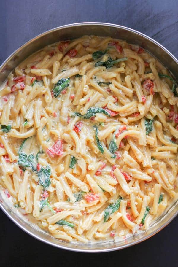 One Pot Roasted Red Pepper and Spinach Alfredo | Chef Next Door
